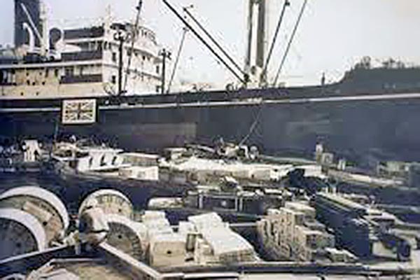 横浜港で活躍するダルマ船