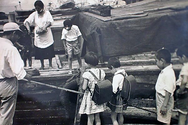 ダルマ船で生活する子供たち