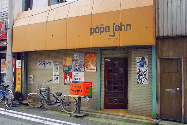 野毛のBAR「papa john」